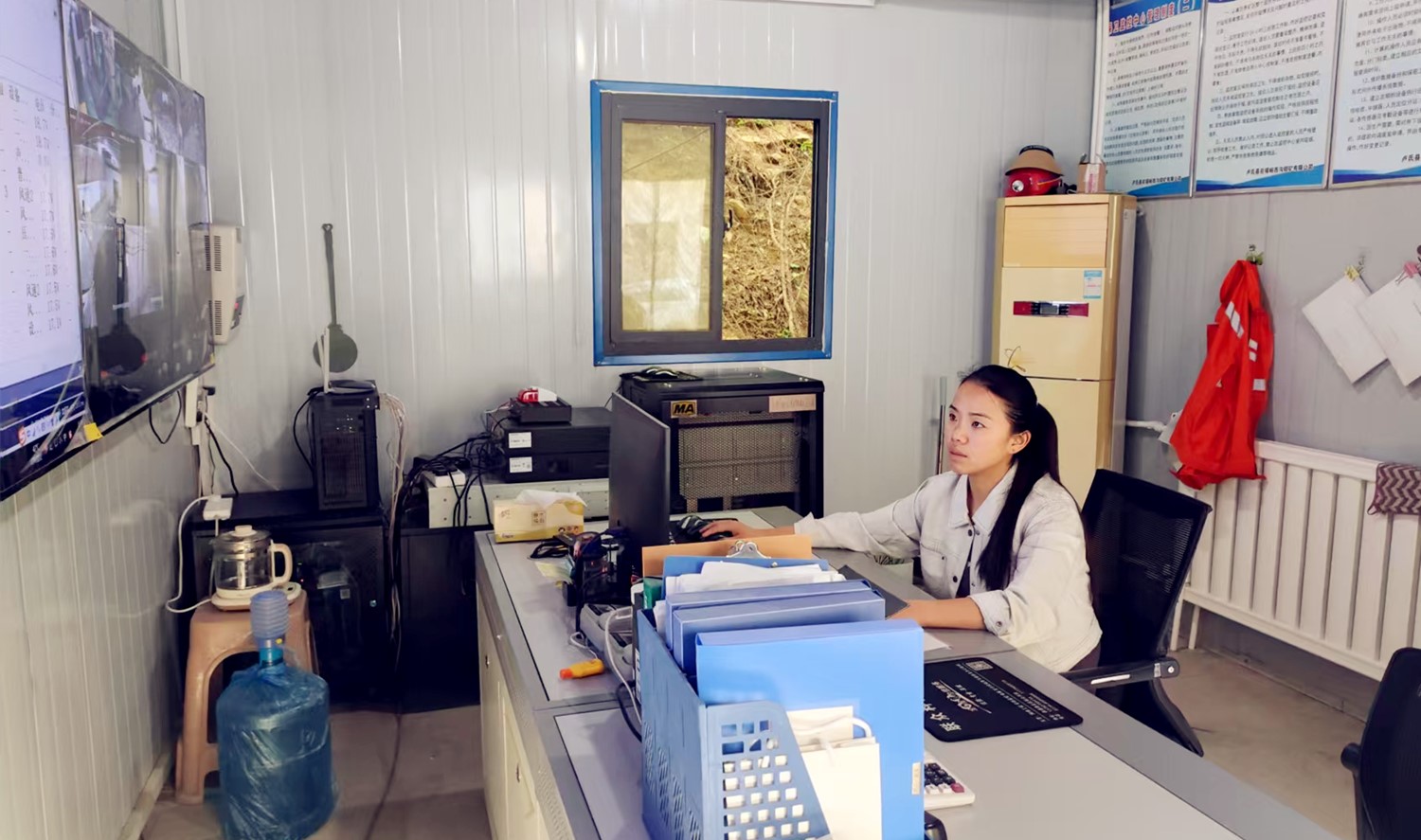 堅守安全防線，綻放巾幗風(fēng)采｜記西溝鐵礦安全監(jiān)控員黃春玲